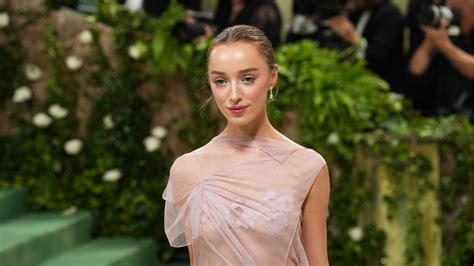 phoebe dynevor freund|Phoebe Dynevor Debuts Engagement Ring At Met。